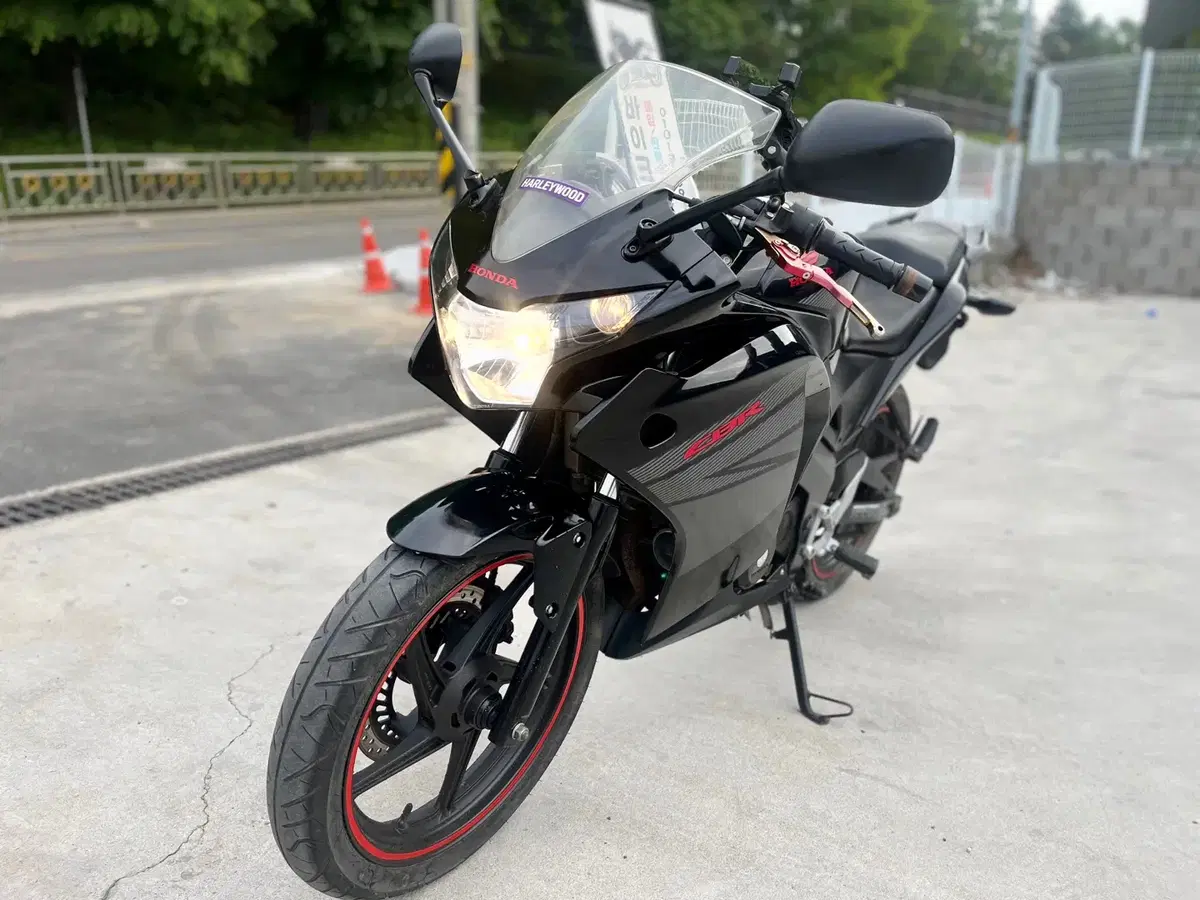 혼다 cbr125r 2016년식 1만키로수 저렴히 판매합니다